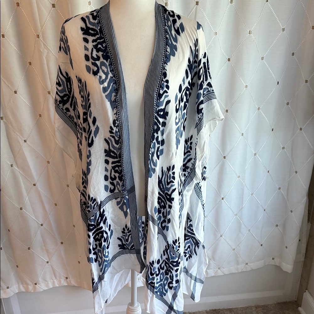 Elegant blue and White Animal Print Kimono - Picture 2 of 5